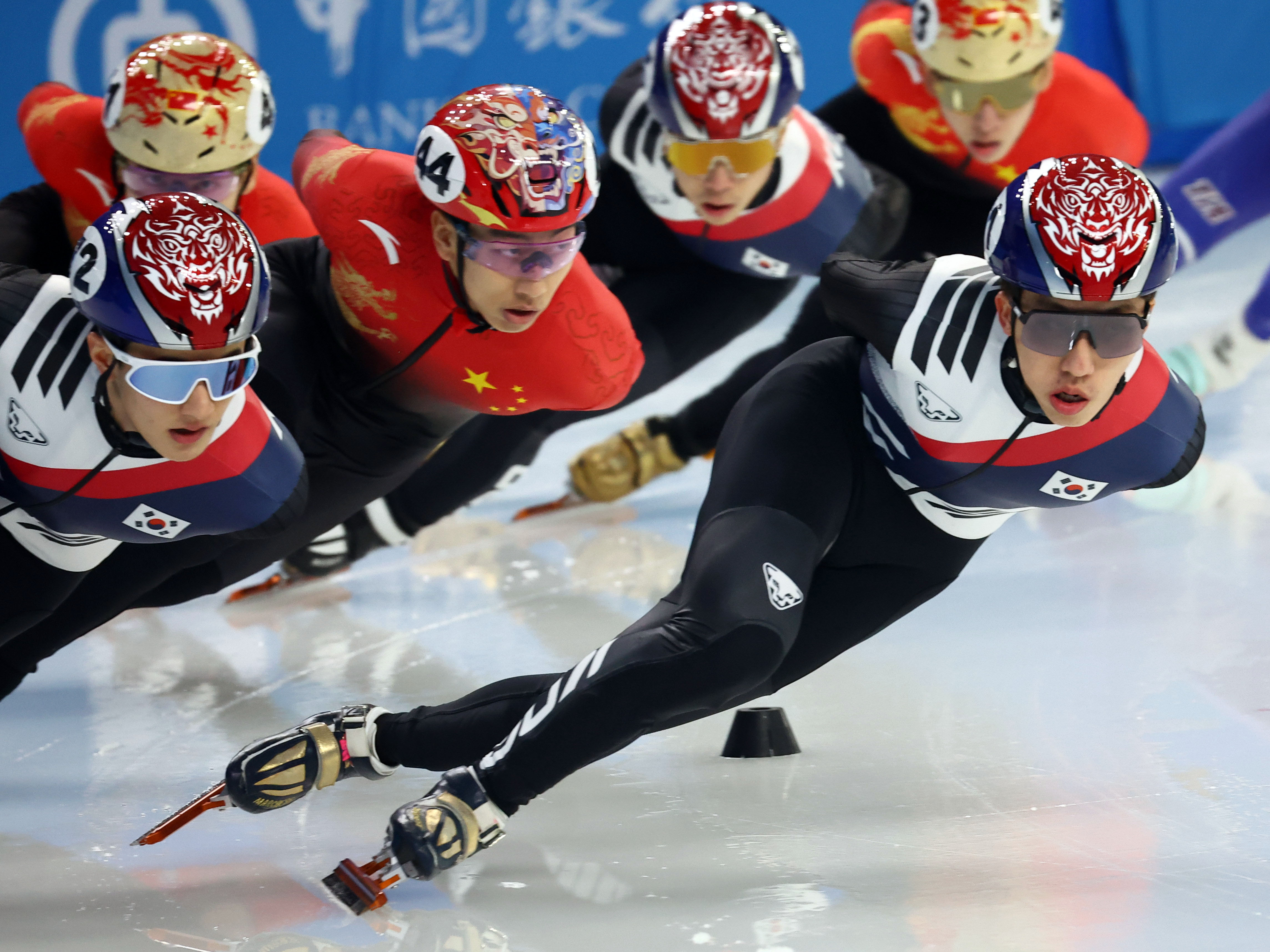 Park Jiwon (kanan) terlihat turun di pertandingan final seluncur cepat trek pendek 1.500 meter putra yang digelar pada tanggal 8 Februari 2025 di HIC Multifunctional Hall, Harbin, Tiongkok. (Yonhap News) 