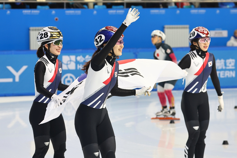 Choi Minjeong (tengah), Kim Gili (kiri), dan Lee Soyeon menyapu bersih medali emas, perak, dan perunggu di final seluncur cepat trek pendek 500 m putri Pesta Olahraga Musim Dingin Asia pada tanggal 8 Februari 2025 di HIC Multifunctional Hall, Tiongkok. (Yonhap News) 