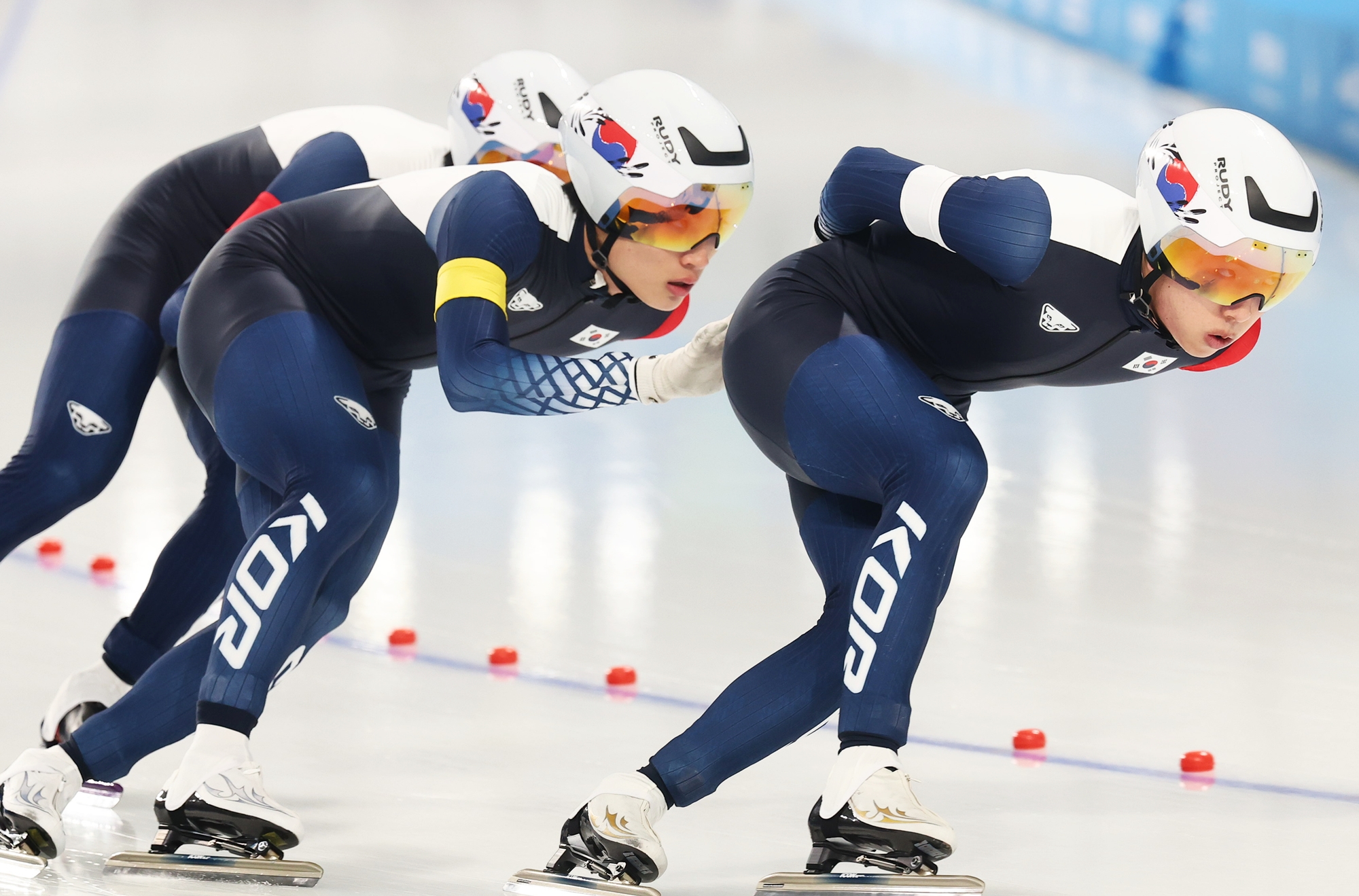 Tim Korea yang terdiri dari Chung Jae Won, Park Sangeon, dan Lee Seung Hoon terlihat sedang bertanding dalam nomor seluncur cepat beregu putra pursuit yang digelar pada tanggal 11 Februari 2025 di HIC Speed Skating Oval, Harbin, Tiongkok.  