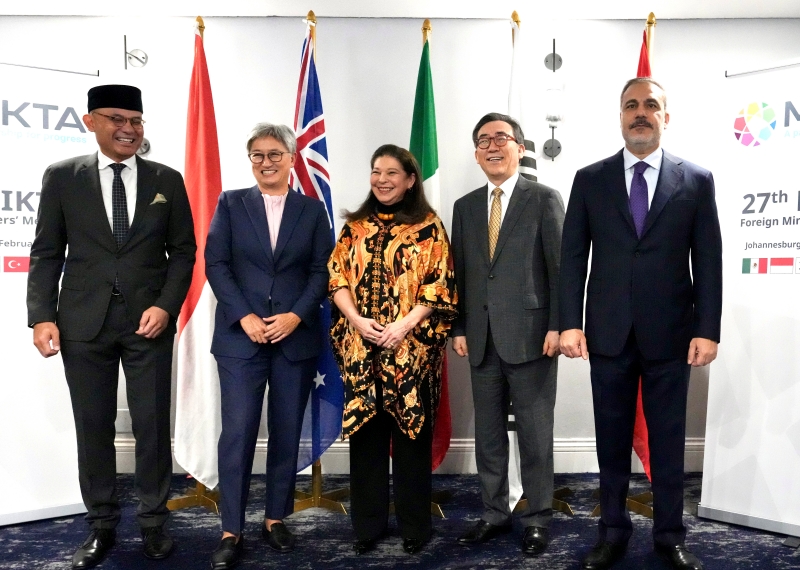 Menteri Luar Negeri Cho Tae-yul (kedua dari kanan) berfoto bersama para menteri luar negeri dari negara-negara anggota MIKTA pada Pertemuan Menteri Luar Negeri MIKTA ke-27 yang digelar tanggal 20 Februari 2025 (waktu setempat) di Johannesburg, Afrika Selatan. (Kementerian Luar Negeri)  