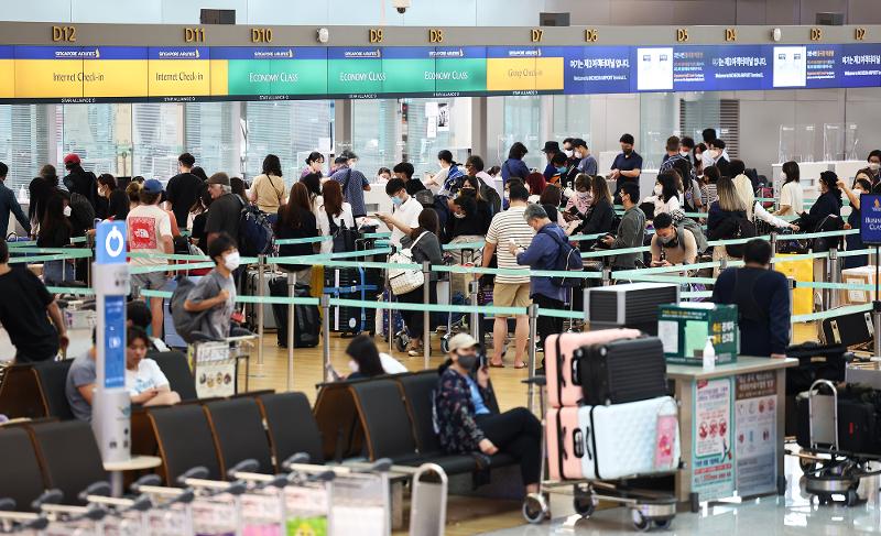 Kementerian Kehakiman mengungkapkan pada tanggal 24 Februari 2025 bahwa sistem pengisian kartu kedatangan elektronik (e-Arrival Card Korea) telah diterapkan mulai hari itu. Foto di atas menunjukkan Terminal 1 Keberangkatan Bandara Internasional Incheon yang sedang dipenuhi penumpang. (Yonhap News)