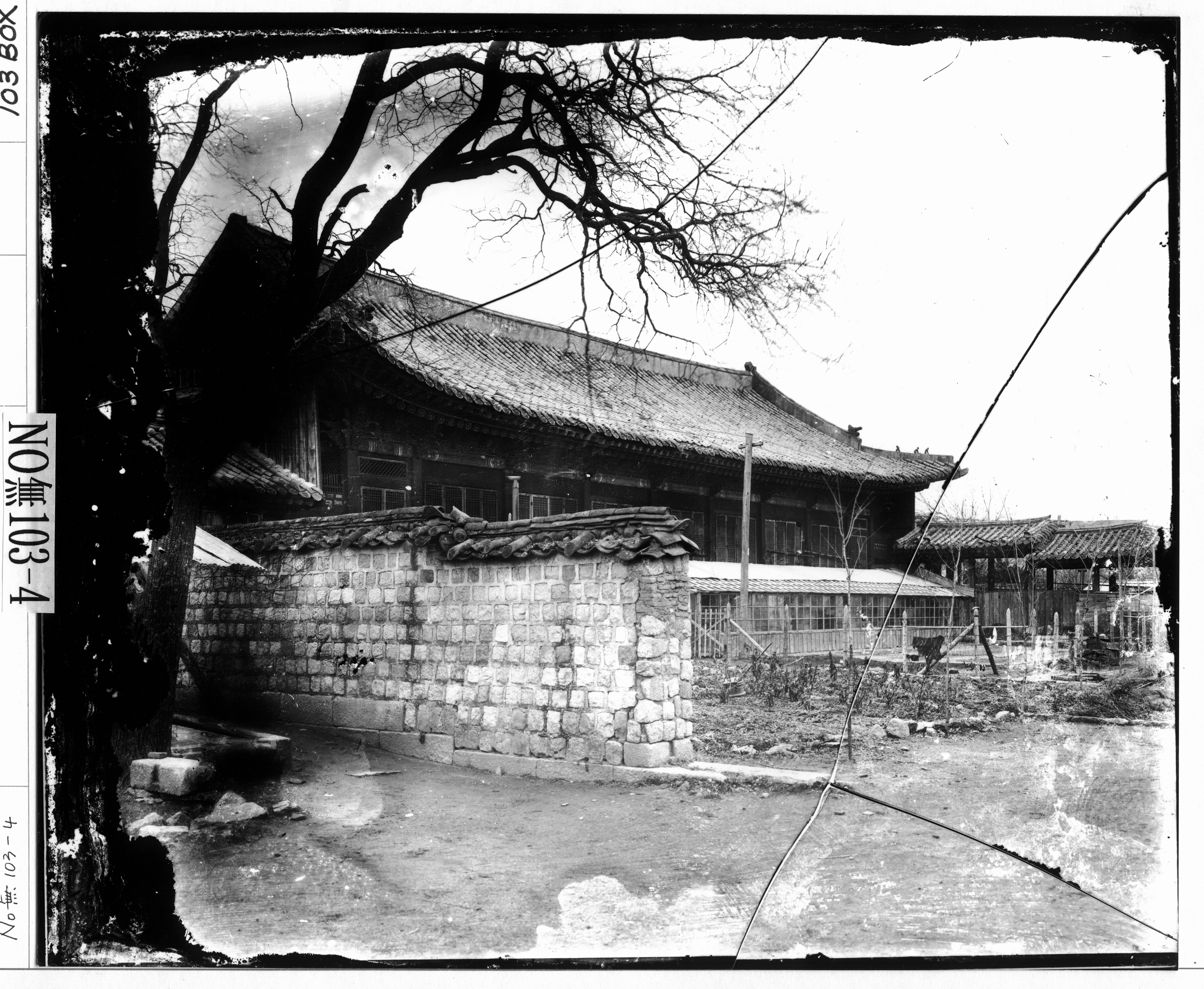 Foto di atas menunjukkan panorama Aula Seonwonjeon di Istana Gyeongbokgung yang dibangun ulang pada tahun 1868. (Museum Nasional Korea)