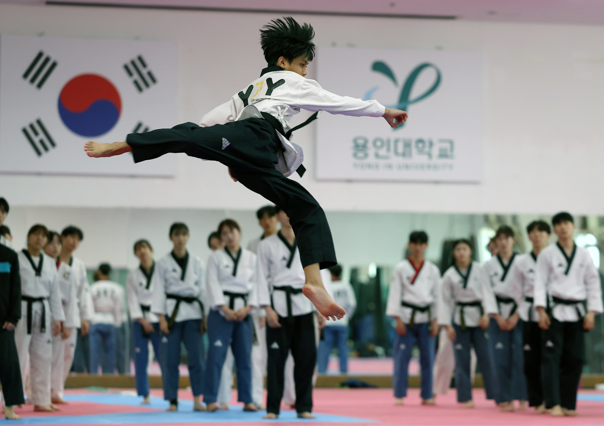 Byeon terlihat sedang melakukan demonstrasi taekwondo pada tanggal 25 Februari 2025 di ruang latihan taekwondo di Fakultas Seni Bela Diri Universitas Yong In yang terletak di Kota Yongin, Provinsi Gyeonggi. (Lee Jun Young) 