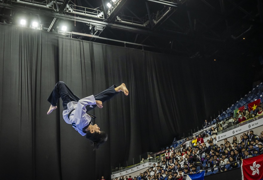 Byeon terlihat sedang menampilkan tendangan akrobatik di Kejuaraan Poomsae Taekwondo Dunia yang digelar pada tanggal 1 Desember 2024 di Hong Kong. (World Taekwondo)