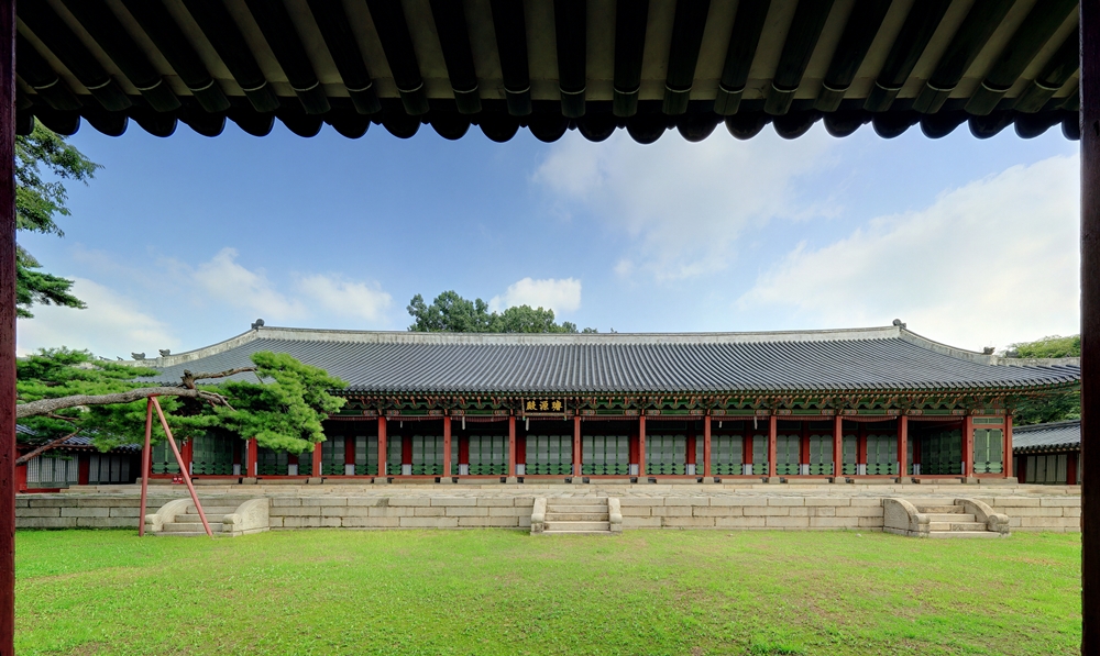 Foto di atas menunjukkan panorama Aula Seonwonjeon saat ini yang terletak di Istana Changdeokgung. (Badan Layanan Warisan Korea) 