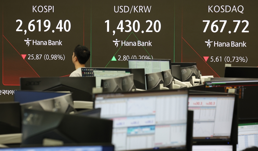 Dealing Room di cabang utama Hana Bank di Jung-gu, Seoul pada tanggal 25 Februari 2025. (Yonhap News)