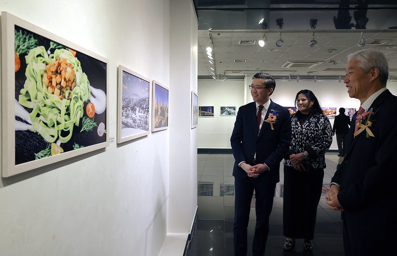 Duta Besar Uzbekistan untuk Korea Alisher Abdusalomov (kiri) terlihat sedang memperhatikan foto yang dipamerkan dalam Pameran Pertukaran Budaya untuk Memperingati 33 Tahun Hubungan Diplomatik Korea dan Uzbekistan pada tanggal 5 Maret 2025 di Galeri Korea, Insadong, Jongno-gu, Seoul.   