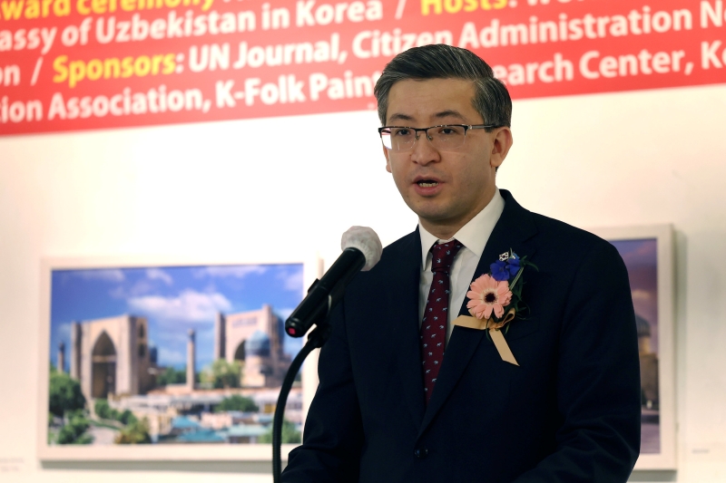 Duta Besar Uzbekistan untuk Korea Alisher Abdusalomov (kiri) terlihat sedangmemberikan kata sambutan dalam Pameran Pertukaran Budaya untuk Memperingati 33 Tahun Hubungan Diplomatik Korea dan Uzbekistan pada tanggal 5 Maret 2025 di Galeri Korea, Insadong, Jongno-gu, Seoul. 