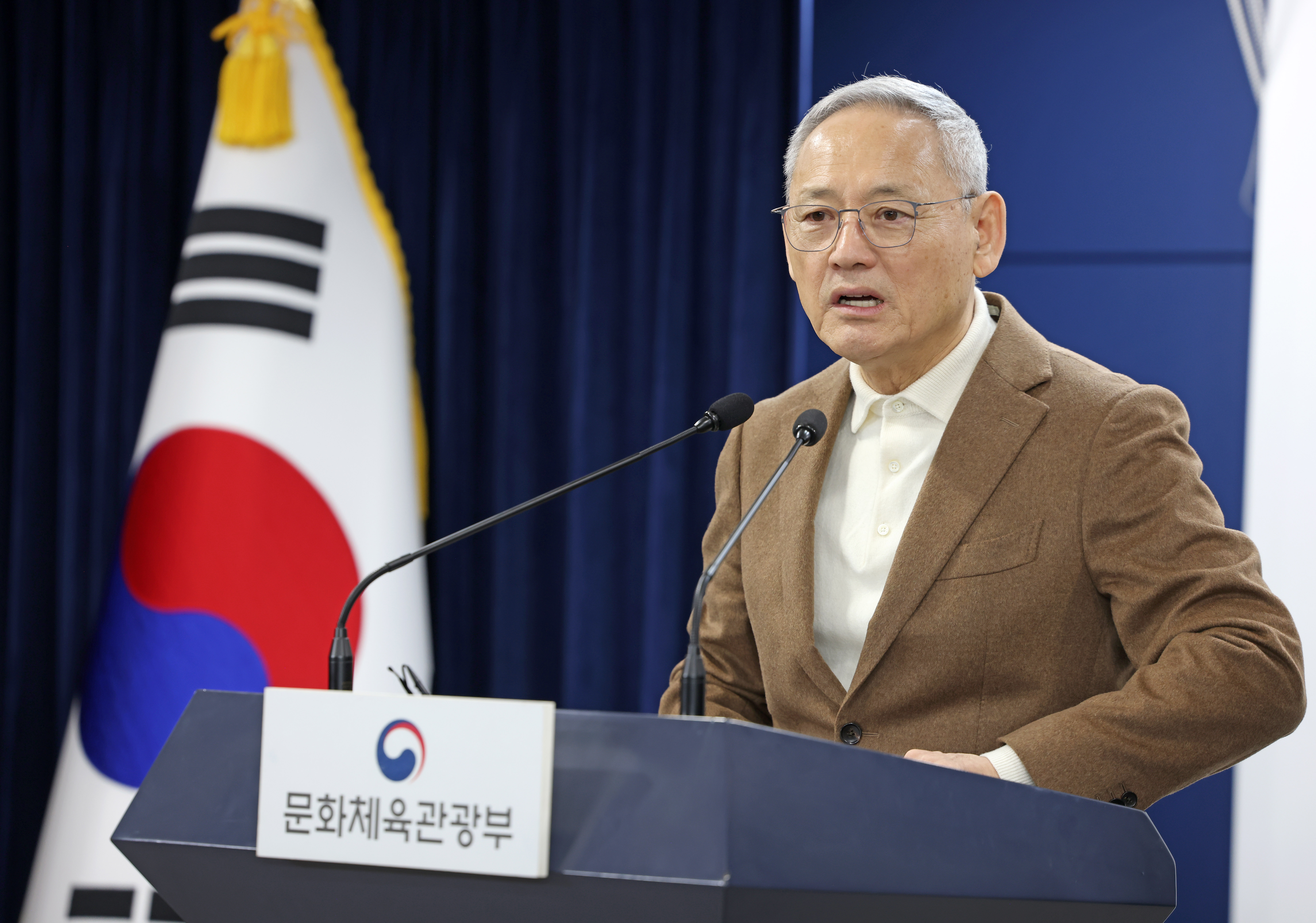 Menteri Kebudayaan, Olahraga, dan Pariwista Yu In Chon terlihat sedang memberikan sambutan sebelum mengumumkan visi jangka menengah serta panjang untuk kebijakan budaya Korea pada tanggal 6 Maret 2025. (Kementerian Kebudayaan, Olahraga, dan Pariwisata, Heo Man-jin)