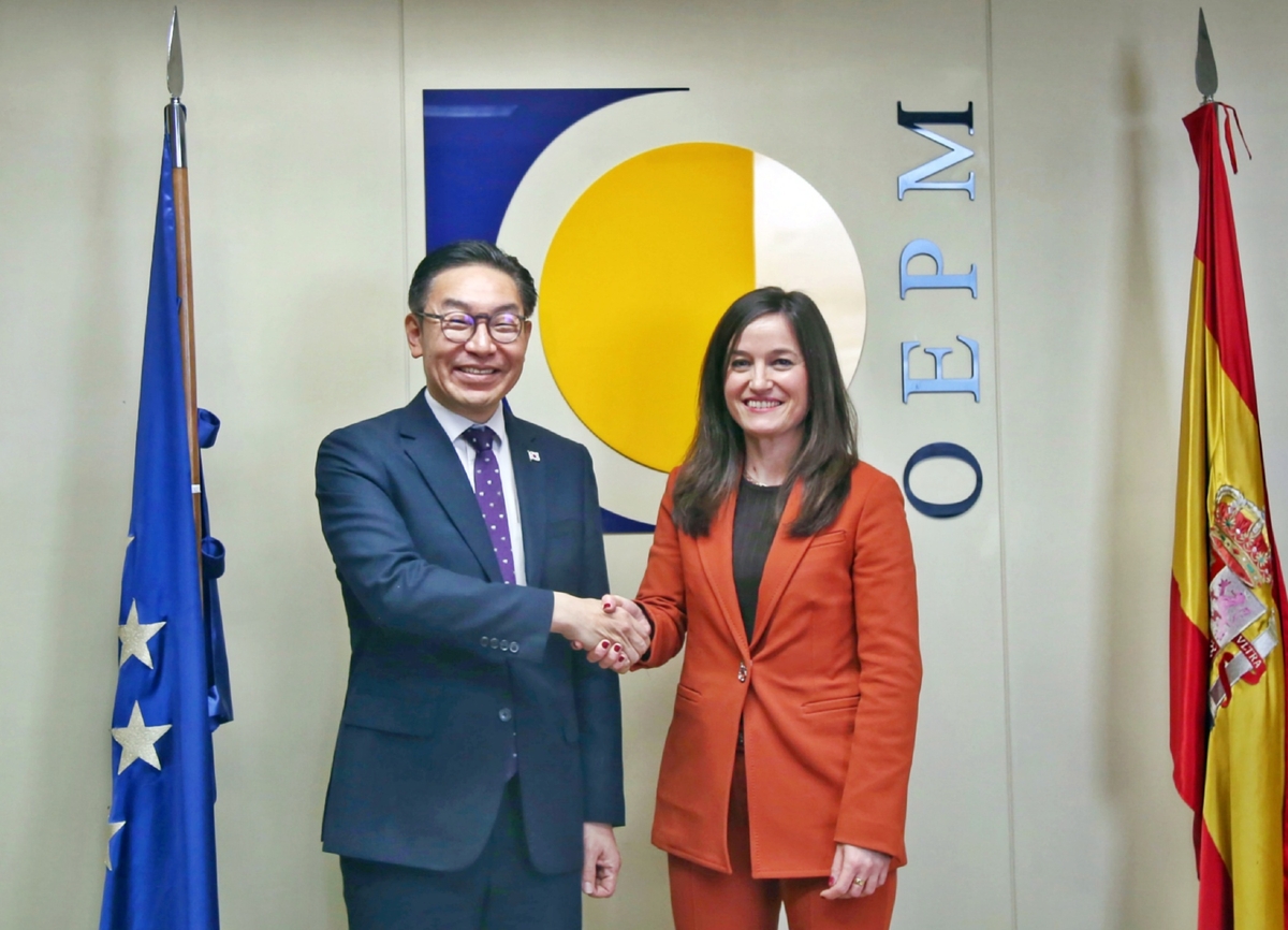 Kepala KIPO Kim Wan Ki (kiri) berfoto bersama Direktur SPTO Elisa Rodriguez Ortiz (kanan) setelah berdialog pada tanggal 6 Maret 2025 (waktu setempat) di Madrid, Spanyol. (KIPO)  