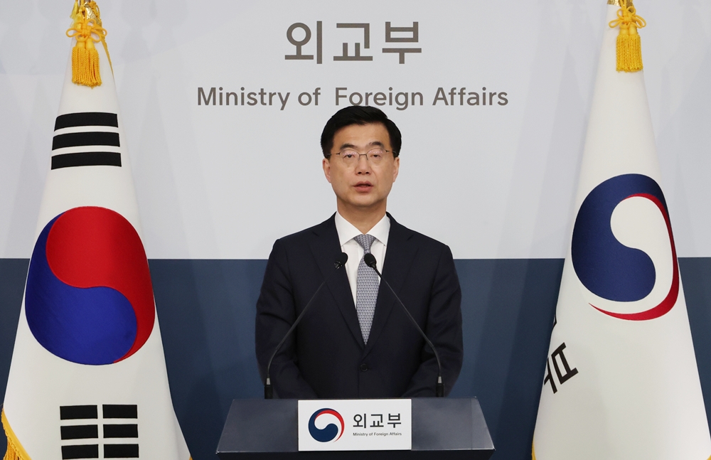 Juru Bicara Kementerian Luar Negeri Lee Jaewoong terlihat sedang memberikan pengarahan pada tanggal 6 Maret 2025 di Kompleks Pemerintahan Seoul, Jongno-gu, Seoul. (Yonhap News)  