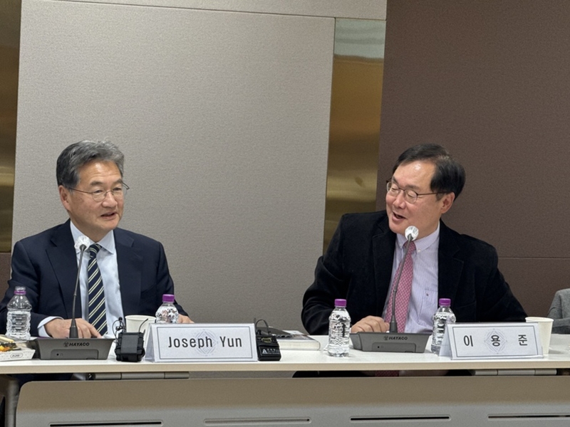 Penjabat Duta Besar Amerika Serikat untuk Korea Joseph Yun (kiri) terlihat sedang menjawab pertanyaan pada Forum Terbuka Sejong yang digelar tanggal 11 Maret 2025 di Institut Sejong, Jongno-gu, Seoul. (Institut Sejong)  