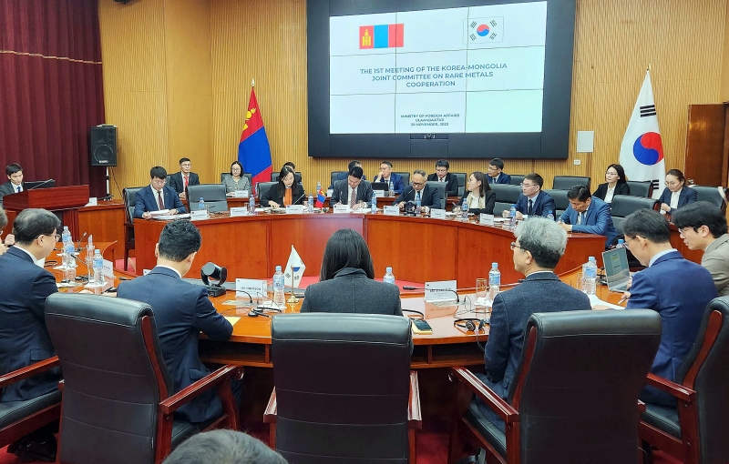 Kementerian Perindustrian, Perdagangan, dan Sumber Daya mengungkapkan bahwa Rapat Komite Kerja Sama Logam Tanah Jarang Korea-Mongolia telah digelar pada tanggal 12 Maret 2025 di Seoul. Foto di atas menunjukkan rapat sebelumnya yang digelar tanggal 20 November 2023 (waktu setempat) di Kementerian Luar Negeri Mongolia. (Kementerian Perindustrian, Perdagangan, dan Sumber Daya)