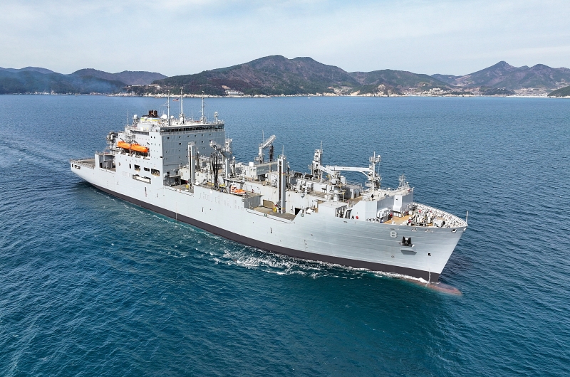Perawatan untuk kapal USNS Wally Schirra milik Angkatan Laut Amerika Serikat telah usai dan terlihat sedang meninggalkan Galangan Kapal Hanwha Ocean yang terletak di Kota Geoje, Provinsi Gyeongsangnam.  