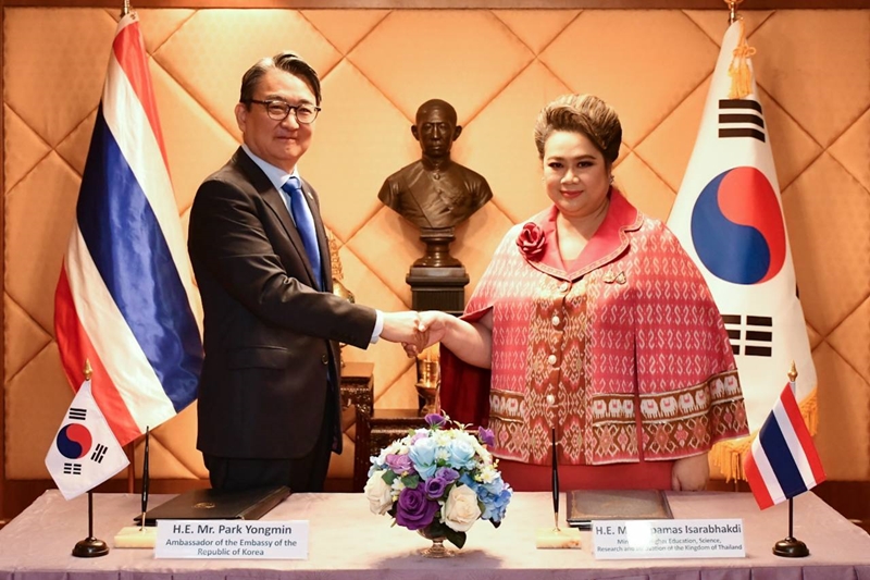 Duta Besar Korea untuk Thailand Park Yongmin (kiri) serta Menteri Pendidikan Tinggi, Ilmu Pengetahuan, Penelitian, dan Inovasi Thailand Supamas Isarabhakdi mewakili pemerintah Korea dan Thailand dalam penandatanganan perjanjian kerja sama dalam bidang energi nuklir yang digelar pada tanggal 21 Maret 2025 di Bangkok, Thailand. (Kementerian Luar Negeri)  