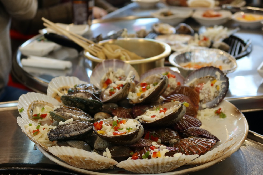 Wisata kuliner tentu saja tidak bisa dilewatkan saat berkunjung ke pantai. Foto di atas menunjukkan kerang bakar yang bisa dinikmati di restoran yang berada di Pantai Dongmak. 