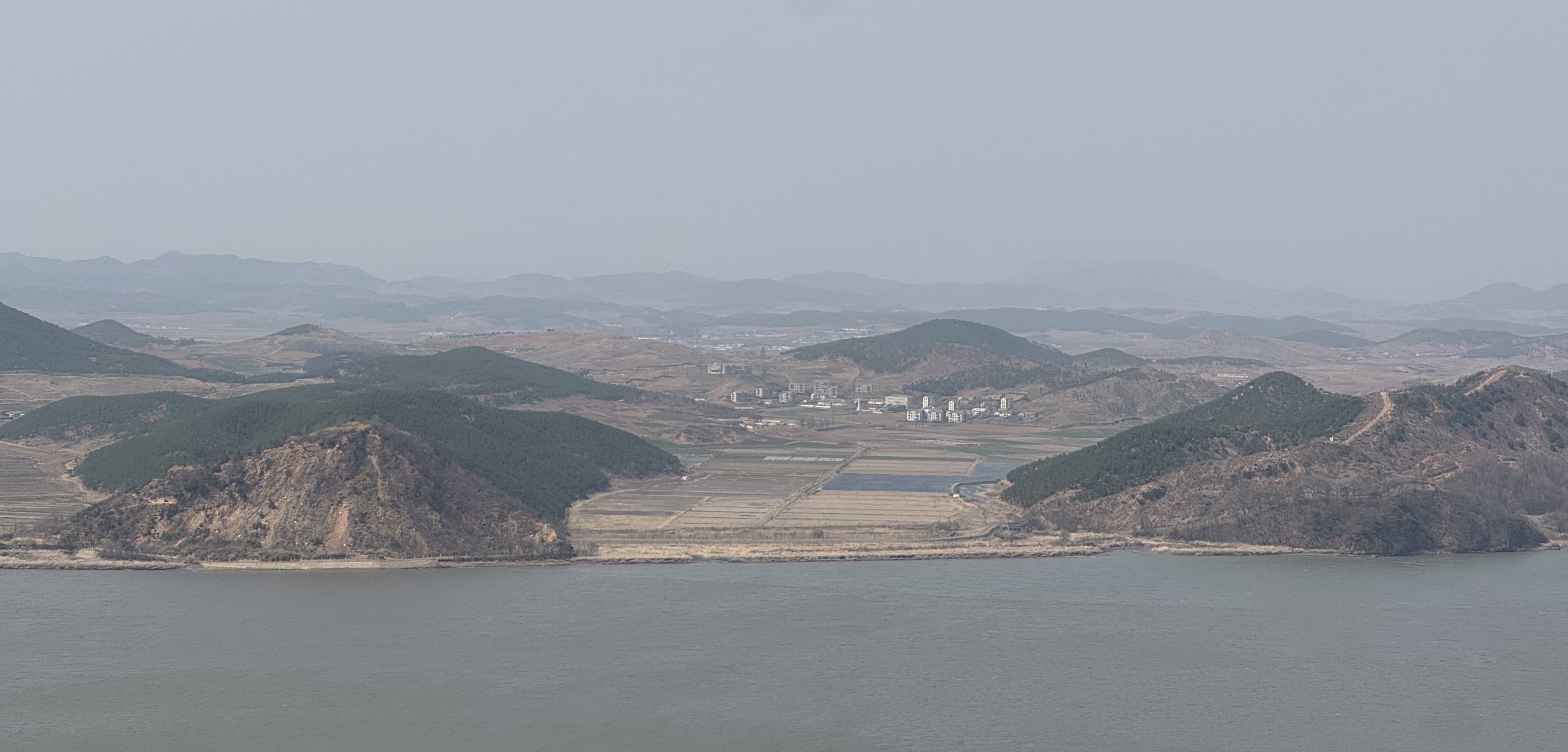 Foto di atas menunjukkan pemandangan Kaepung-gun di Korea Utara yang terlihat dari Observatorium Aegibong, Kota Gimpo, Provinsi Gyeonggi. Apabila cuaca mendung, pengunjung bisa menggunakan teleskop dengan teknologi realitas terkembang.  