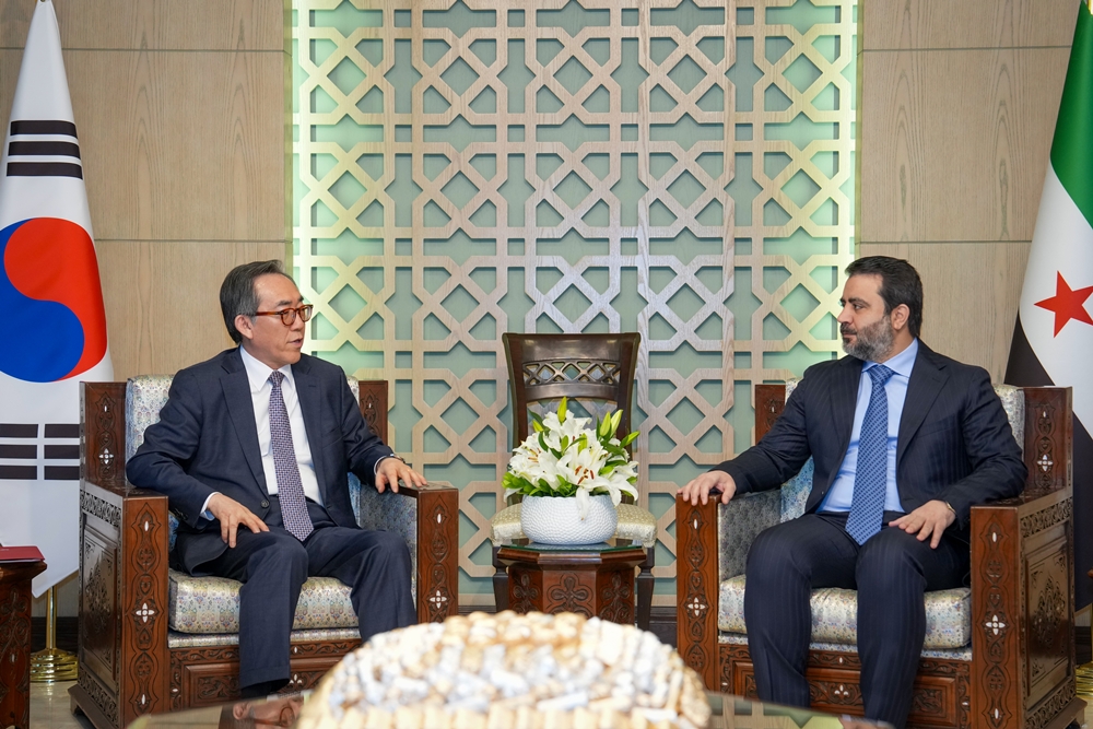 Menteri Luar Negeri Cho Tae-yul (kiri) terlihat sedang berdialog dengan Menteri Luar Negeri Suriah Asaad al-Shaibani pada tanggal 10 April 2025 (waktu setempat) di Damaskus, Suriah.  