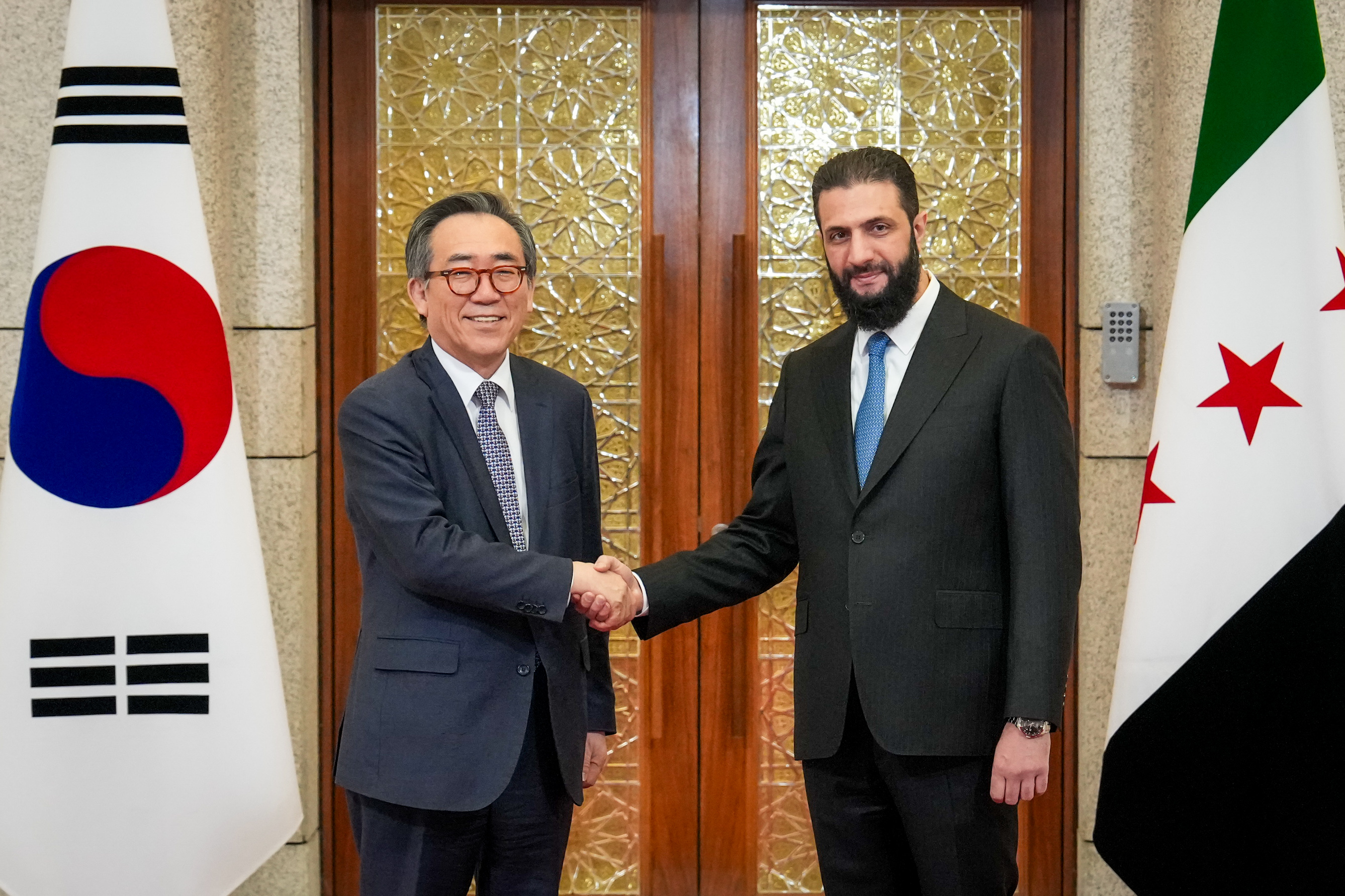Menteri Luar Negeri Cho Tae-yul (kiri) berjabat tangan dengan Presiden Suriah Ahmed al-Sharaa setelah berdialog pada tanggal 10 April 2025 (waktu setempat) di Damaskus, Suriah.