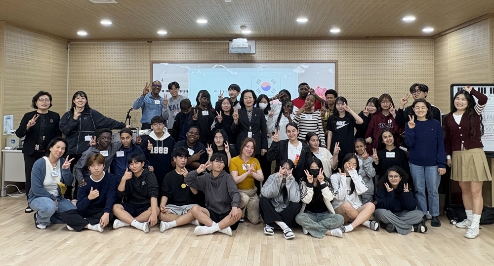 Siswa-siswa dan guru-guru SMP Sanjeong dan SMP Theodore Monod berfoto bersama pada perpisahan yang digelar tanggal 8 April 2025 di SMP Sanjeong, Gwangsan-gu, Kota Gwangju.