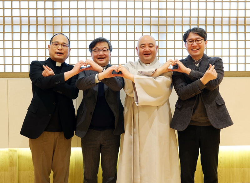 Mannam Quarter berpose dengan membentuk hati setelah menyelesaikan wawancara dengan Korea.net.  
