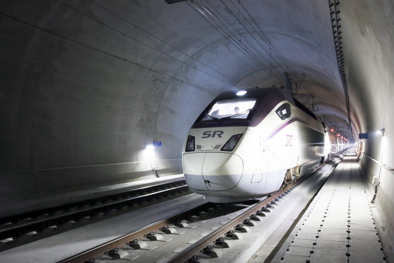 Foto di atas menunjukkan kereta SRT (Super Rapid Train) yang dioperasikan oleh SR.  