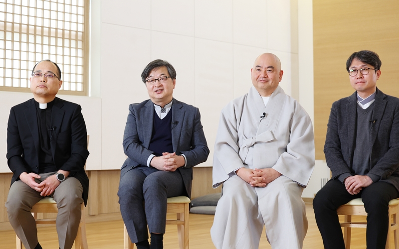 Mannam Quarter adalah sebuah kuartet yang terdiri dari empat orang pemuka agama, yaitu Kristen, Katolik, Buddha, dan Buddha Won. Dari kiri ke kanan: Pastor Ha Sung Yong, Pendeta Kim Jin, Biksu Sung Jin, dan Venerabilis Park Sewoong.
