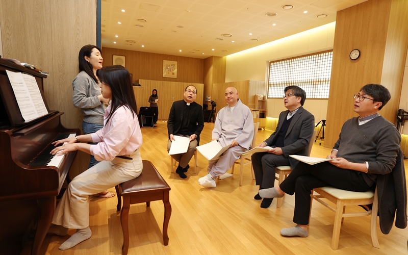 Mannam Quarter terlihat sedang berlatih pada tanggal 9 April 2025 di salah satu ruangan dalam gedung pusat agama Buddha Won yang terletak di Heukseok-dong, Dongjak-gu, Seoul.  