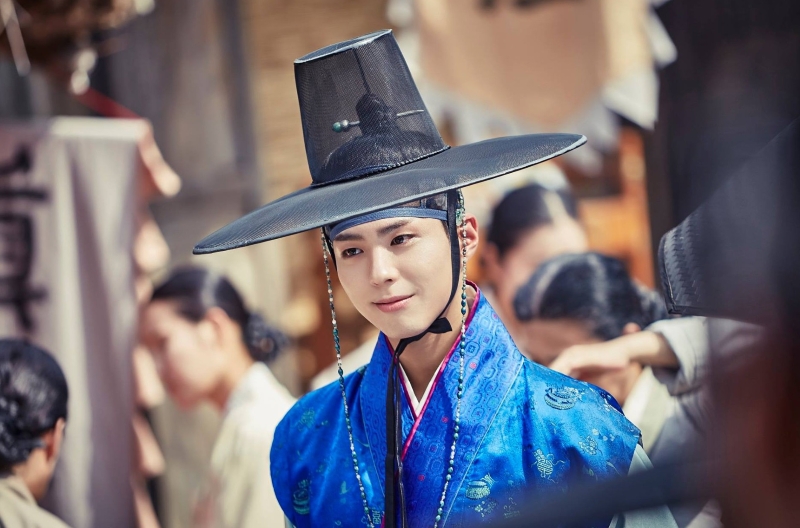 ﻿Menyusul kesuksesan drama When Life Gives You Tangerines, Park Bo-gum terpilih sebagai model pria pertama untuk proyek Hanbok Wave. (laman Facebook resmi KBS)
