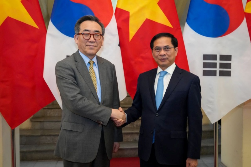 Menteri Luar Negeri Cho Tae-yul (kiri) berjabat tangan dengan Wakil Perdana Menteri sekaligus Menteri Luar Negeri Vietnam Bui Thanh Son pada tanggal 15 April 2025 (waktu setempat) di Hanoi, Vietnam. (Kementerian Luar Negeri)  