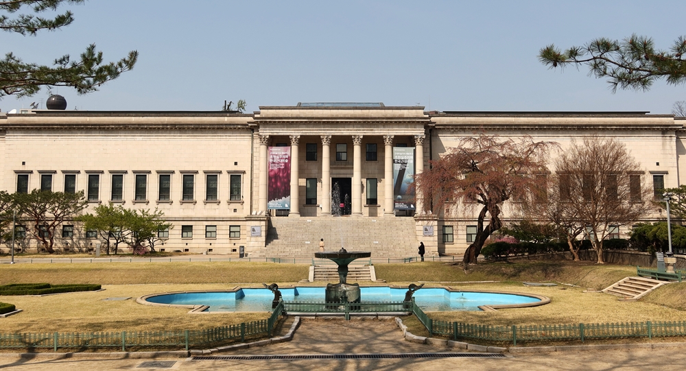 Tampak depan Museum Seni Modern dan Kontemporer Nasional cabang Istana Deoksugung. (Charles Audouin)