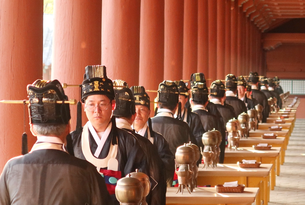 Upacara penghormatan terhadap leluhur digelar setelah tablet memorial raja dan permaisuri Dinasti Joseon kembali ke Aula Jeongjeon Kuil Jongmyo pada tanggal 20 April 2025.  (Charles Audouin)  