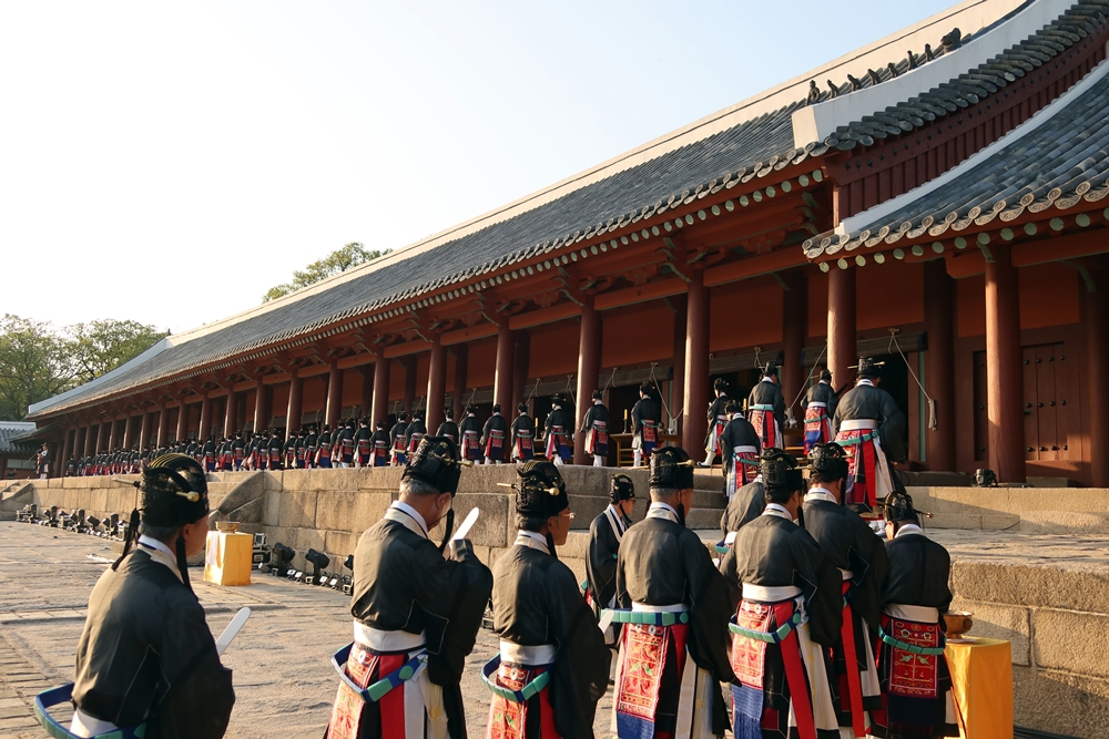 Para petugas dalam upacara penghormatan terhadap leluhur terlihat sedang menaiki tangga setelah mencuci tanggal pada tanggal 20 April 2025 di Kuil Jongmyo, Jongno-gu, Seoul. (Charles Audouin)