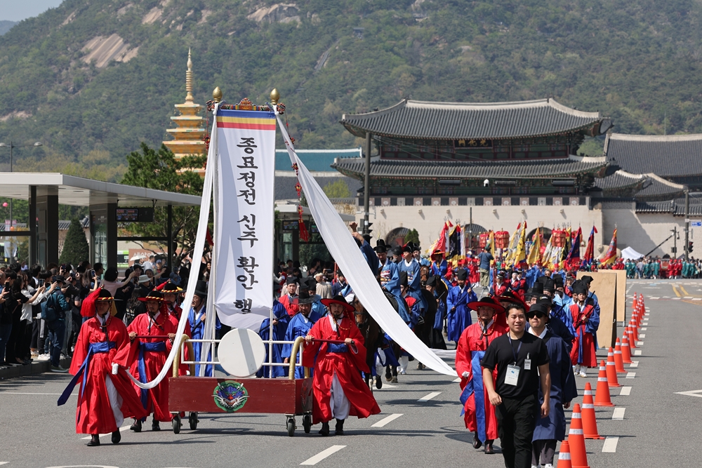 Prosesi perarakan tablet memorial raja dan permaisuri Dinasti Joseon diadakan pada tanggal 20 April 2025 dari Istana Changdeokgung, kemudian dilanjutkan ke Alun-alun Gwanghwamun, Perempatan Sejong-daero, Stasiun Jonggak, hingga Kuil Jongmyo. (Yonhap News)