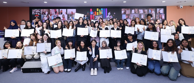 Direktur Jenderal Biro Hubungan Masyarakat Global Chae Su-hee (tengah) dan para K-Influencer berfoto bersama dalam upacara pelantikan K-Influencer yang digelar tanggal 29 April 2025 di KOCIS Center, Jung-gu, Seoul.  