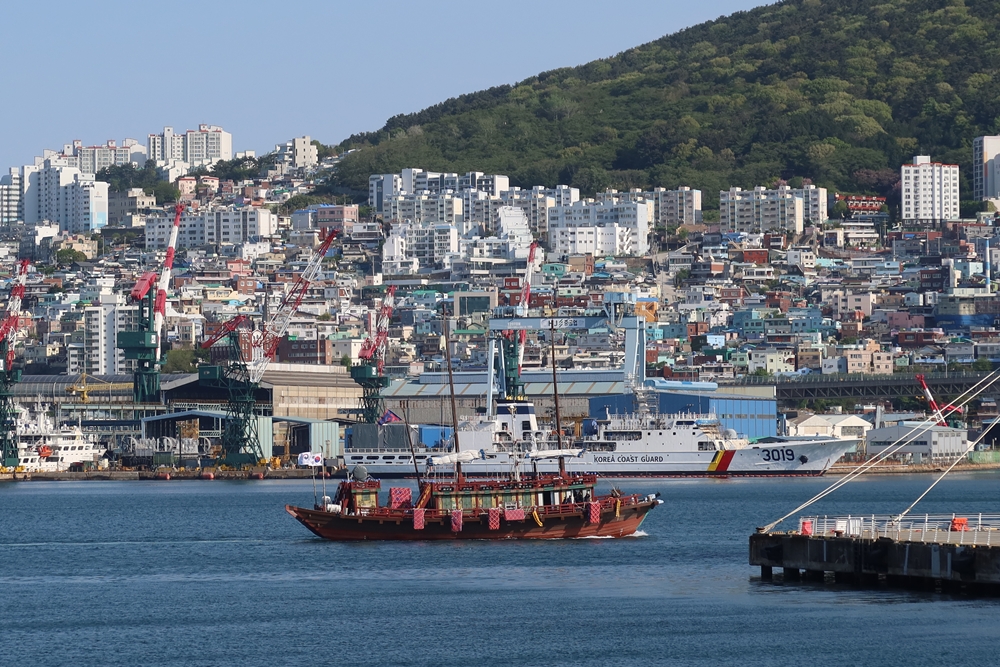 Kapal Joseon Tongsinsa terlihat sedang berlayar pada tanggal 26 April 2025 di lepas pantai Pulau Yeongdo, Kota Busan. Kapal tersebut memiliki panjang 34,5 meter, lebar 9,3 meter, dan tinggi tiang layar 22 meter. (Charles Audouin)  
