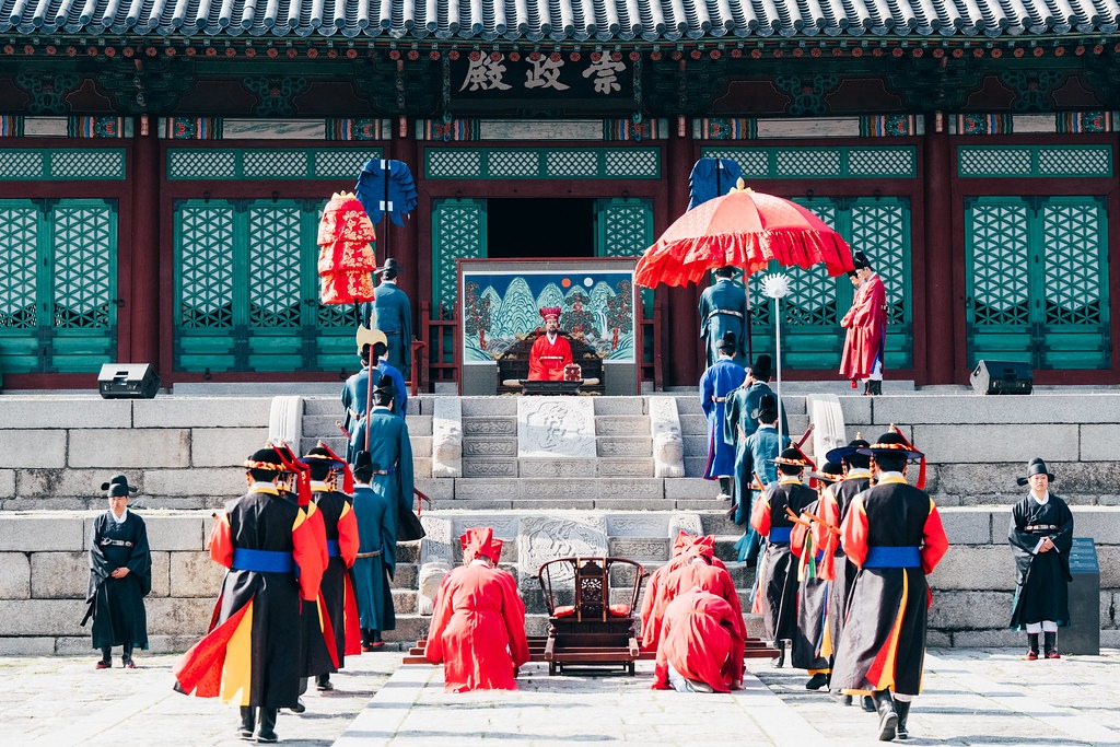 Reka ulang Upacara Penunjukan Tiga Utusan Joseon Tongsinsa oleh Raja Joseon digelar pada tanggal 24 April 2025 di Istana Gyeonghuigung, Jongno-gu, Seoul. Di masa lalu, upacara tersebut digelar di Istana Changgyeonggung. (Yayasan Budaya Busan)  