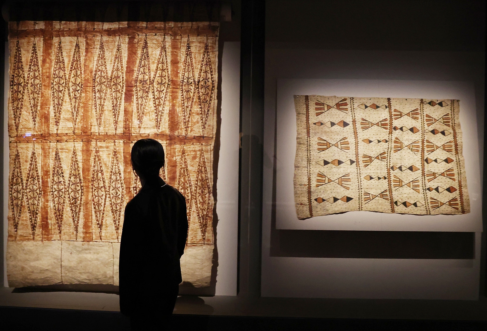 Tapa yang dipamerkan di pameran tersebut merupakan kain yang terbuat dari kulit kayu.