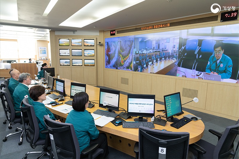 Korea mulai mengembangkan sistem prakiraan iklim untuk memprakirakan iklim di wilayah Asia Timur dan Semenanjung Korea hingga sepuluh tahun berikutnya. Foto di atas memperlihatkan rapat Badan Administrasi Meteorologi Korea untuk mempersiapkan tanggapan bencana pada musim panas tahun 2024 yang digelar pada tanggal 14 Mei 2025 di Pusat Satelit dan Meteorologi Nasional di Dongjak-gu, Kota Seoul. (Badan Administrasi Meteorologi Korea)