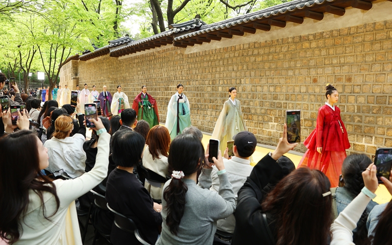 Merek hanbok Seodamhwa mengandung makna, Harmoni yang ditangkap dengan perlahan, sehingga merek ini menampilkan keindahan hanbok yang mewah dengan menggunakan kain tradisional dengan pewarnaan yang terinspirasi dari alam. Seodamhwa berpartisipasi dalam Peragaan Busana Budaya Hanbok untuk Pertukaran Internasional yang digelar oleh Kementerian Kebudayaan, Olahraga, dan Pariwisata pada tahun 2024. 