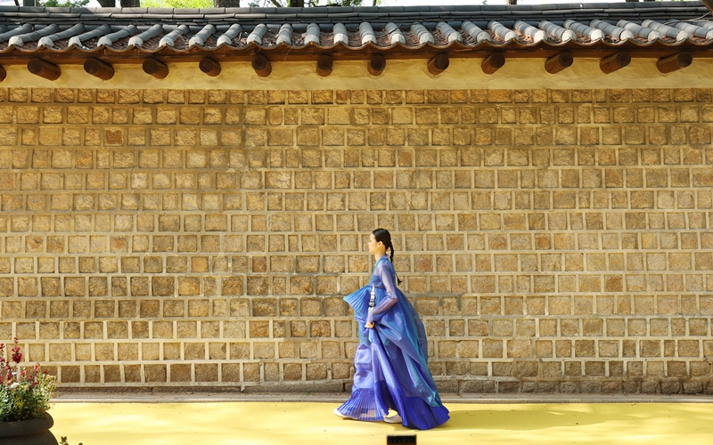 Seoul Fashion Road merupakan sebuah platform mode global yang mengubah wajah kota menjadi panggung peragaan busana pada setiap musim semi dan gugur. Acara tersebut digelar pertama kali pada tahun 2025 dan menyokong merek-merek mode kreatif agar bisa masuk ke pasar global. Acara pada musim semi tahun 2025 digelar dua kali pada tanggal 2 Mei 2025, yaitu pada pk 16:00 dan 19:00. 