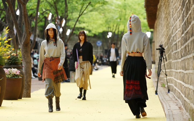 Ccomaque merupakan merek muda dari Dolsilnai. Merek ini menawarkan desain yang terkesan 'bermain-main' walau masih mempertahankan gaya dasar hanbok. Koleksi kali ini menawarkan gaya generasi muda yang lebih modern dengan tetap mempertahankan unsur dasar hanbok. Ccomaque meraih Penghargaan Kontribusi Budaya Hanbok dari Kementerian Kebudayaan, Olahraga, dan Pariwisata pada tahun 2019.  