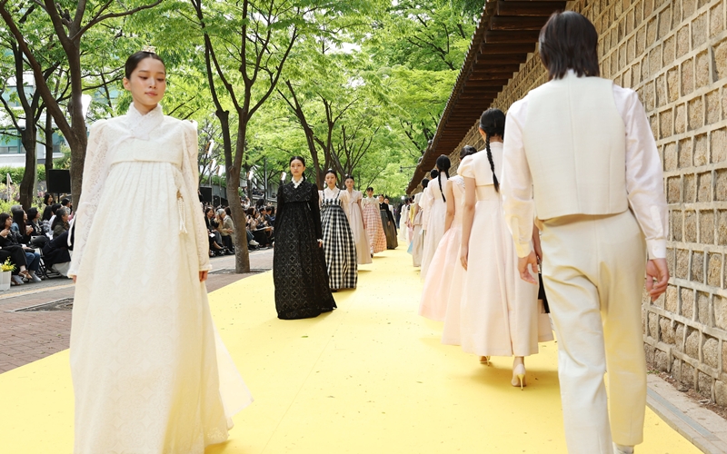 Studio Hyeon menawarkan hanbok yang bisa digunakan dalam kehidupan sehari-hari dengan desain yang modern dan unsur tradisional hanbok. Merek ini berhasil meraih Penghargaan Kesan Hanbok Tahun Ini pada tahun 2025 dari Kementerian Kebudayaan, Olahraga, dan Pariwisata. Studio Hyeon juga sempat mendesain hanbok untuk Kim Taeri dan Kim Yuna. 