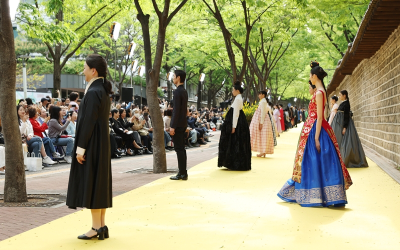 Kwon Hyejin yang merupakan perancang Studio Hyeon terlihat sedang menyapa para pengunjung yang hadir pada akhir peragaan busana hanbok di Seoul Fashion Road tahun 2025. 