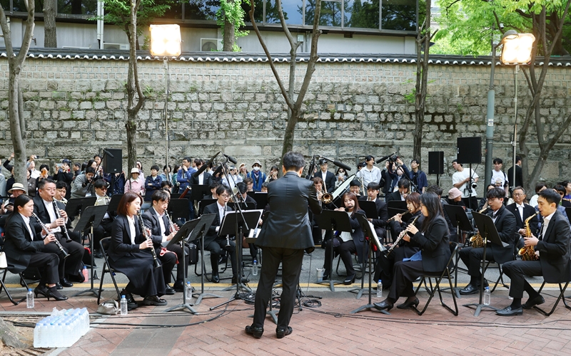 Lagu wals dan latar musik K-drama dimainkan oleh sebuah grup orkestra untuk memberikan panggung peragaaan busana yang lebih kaya.  