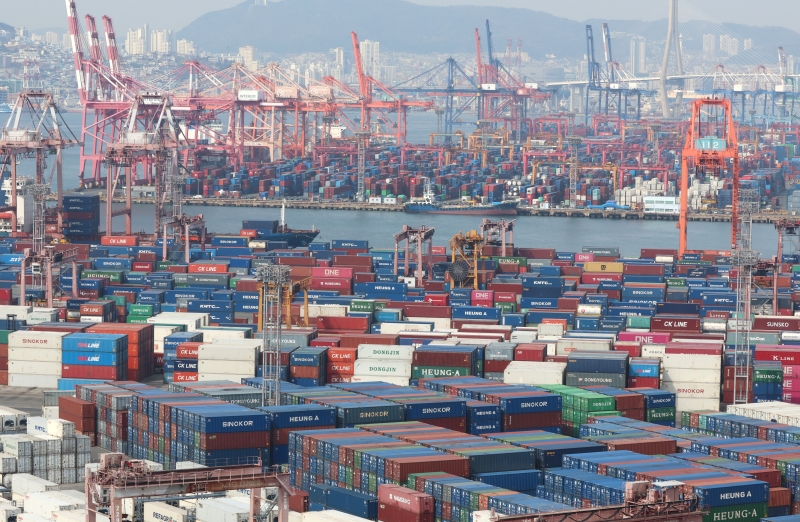 Korea berhasil mencatatkan neraca berjalan sebesar 9,14 miliar dolar pada bulan Maret 2025. Foto di atas menunjukkan tumpukan kontainer pada tanggal 30 April 2025 di Pelabuhan Busan. (Yonhap News)