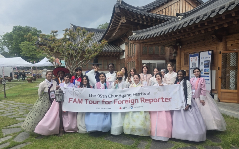 Wartawan Kehormatan Korea.net berfoto bersama saat mengunjungi Festival Chunhyang pada tanggal 1 Mei 2025 di Kota Namwon, Provinsi Jeollabuk. (Kementerian Kebudayaan, Olahraga, dan Pariwisata)  