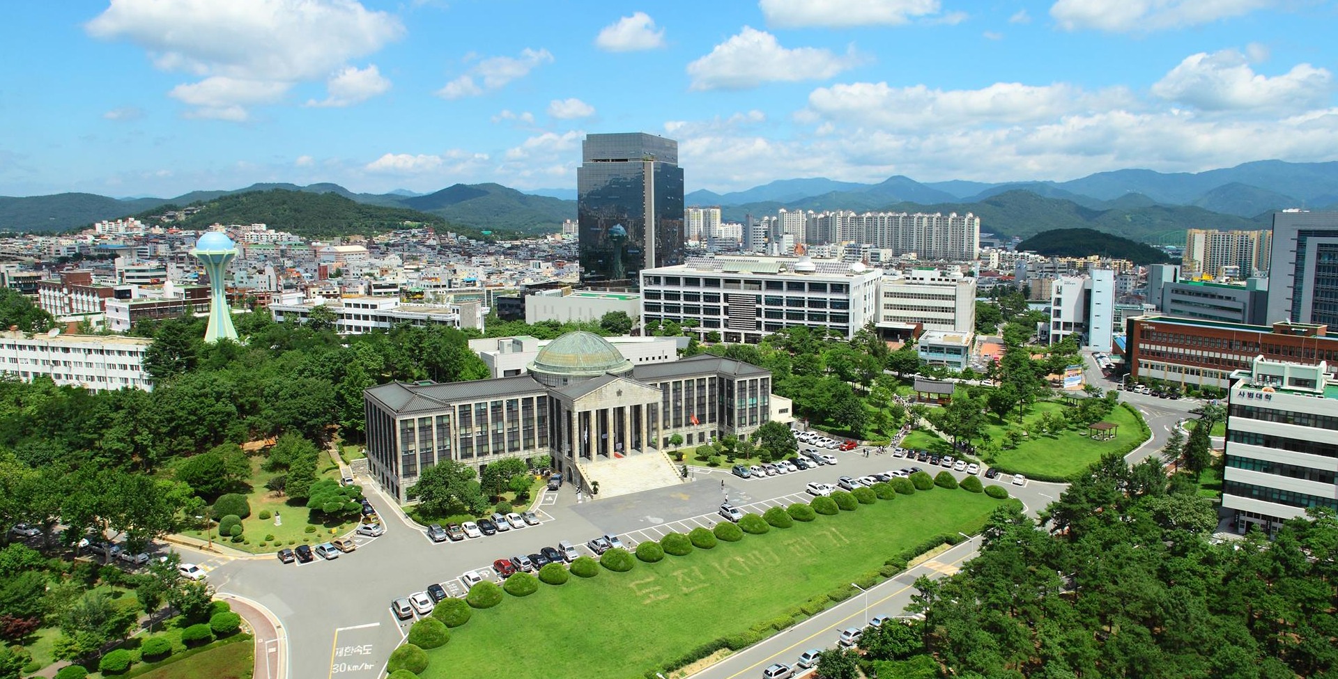 Pemerintah Kota Daegu mengungkapkan pada tanggal 12 Mei 2025 bahwa sistem bantuan terpadu akan dibentuk bagi mahasiswa internasional dari jenjang pendidikan hingga pencarian pekerjaan. Foto di atas menunjukkan panorama Universitas Nasional Kyungpook di Daegu. (Universitas Nasional Kyungpook)
