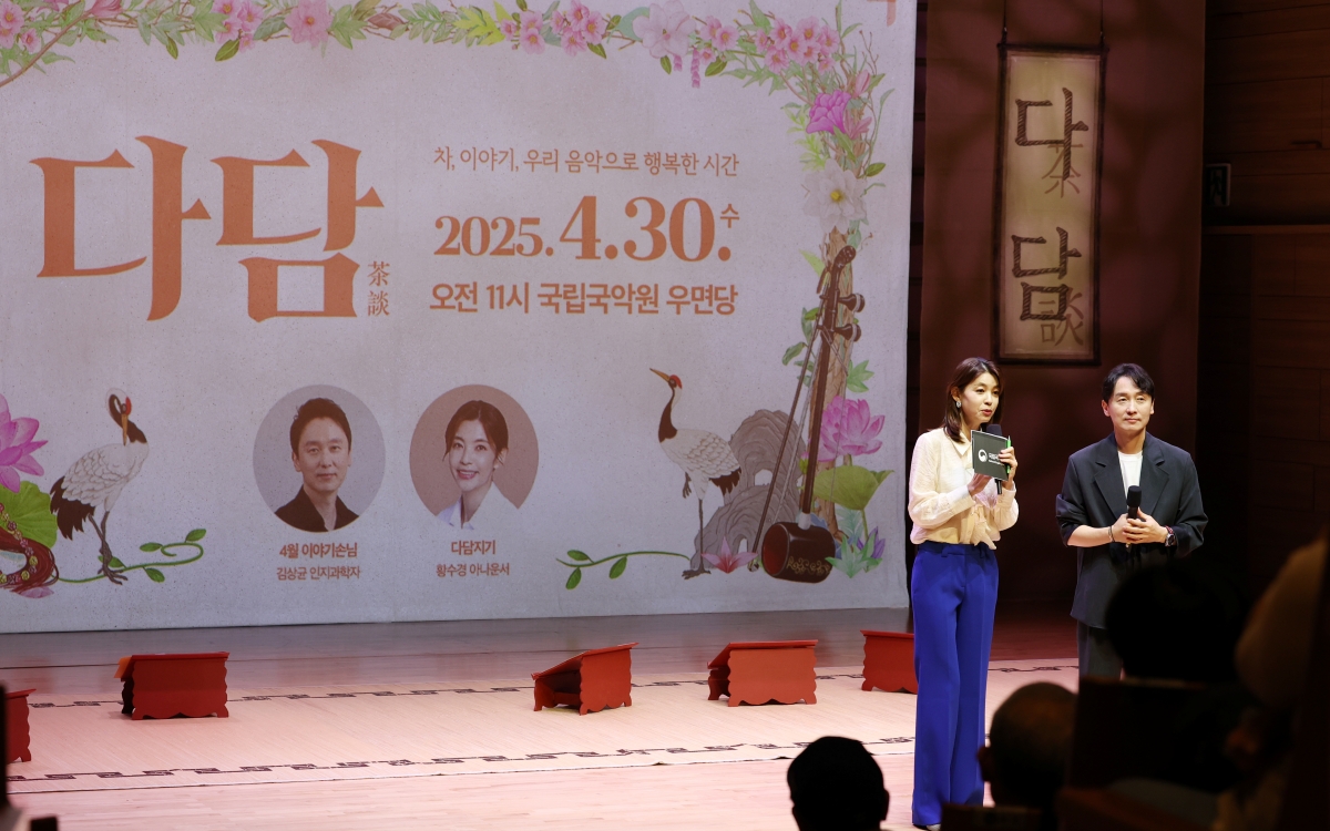 Kim Sangkyun, profesor dari Universitas Kyung Hee sekaligus pembicara undangan dan pembawa acara Hwang Soo-kyung menyapa para penonton.