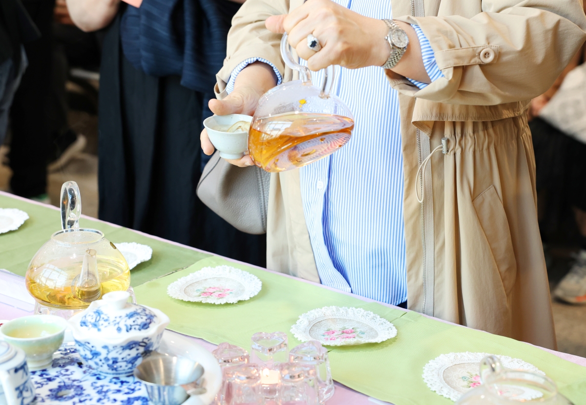 Teh dan camilan tradisional disajikan kepada penonton sebelum konser brunch bertajuk Dadam di Pusat Gugak Nasional.